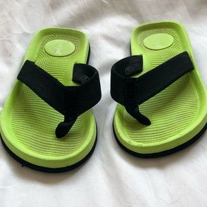 Boy’s flip flops size 2/3